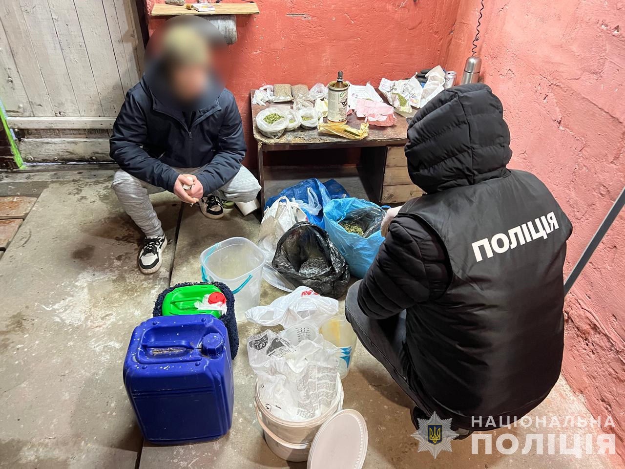 Новини Хмельницького - фото з Нарколабораторію із прибутком 500 тисяч в місяць прикрили на Хмельниччині На зображенні може бути: 2 людини та текст