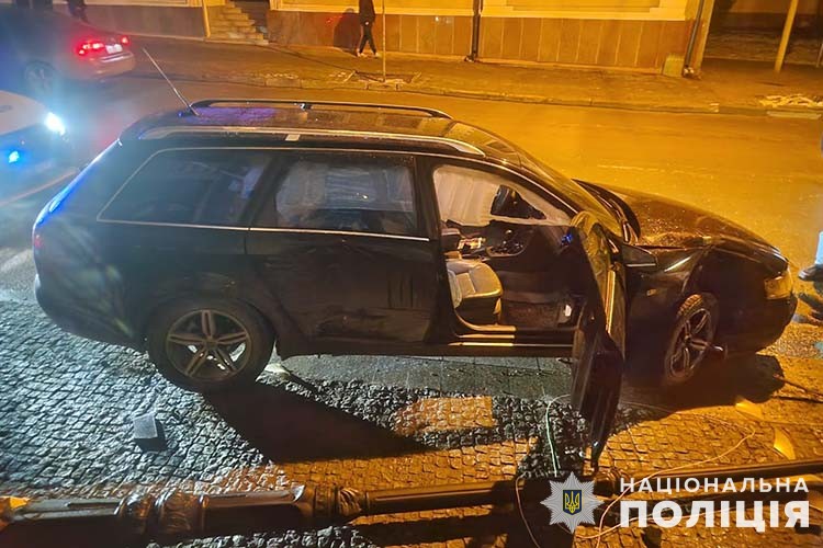 Новини Тернополя - фото з 20-річний водій на Audi врізався в будівлю Тернопільської обласної прокуратури у тернополі водій не впорався з керуванням та врізався в держустанову