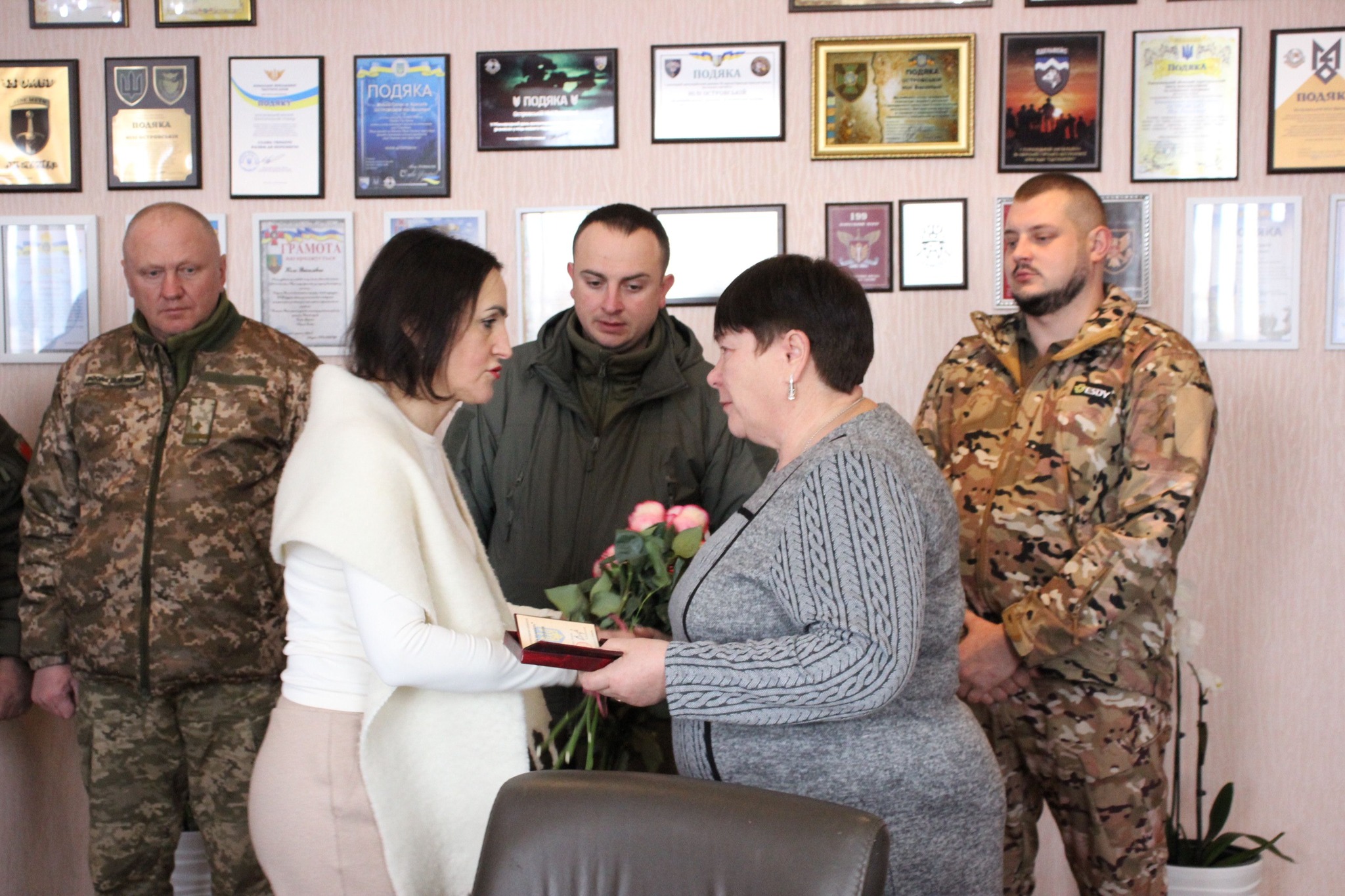 Возможно, это изображение 5 человек и текст