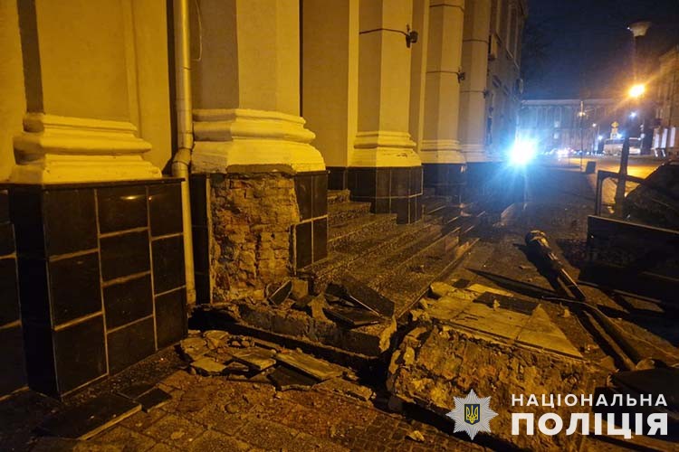 Новини Тернополя - фото з 20-річний водій на Audi врізався в будівлю Тернопільської обласної прокуратури у тернополі водій не впорався з керуванням та врізався в держустанову