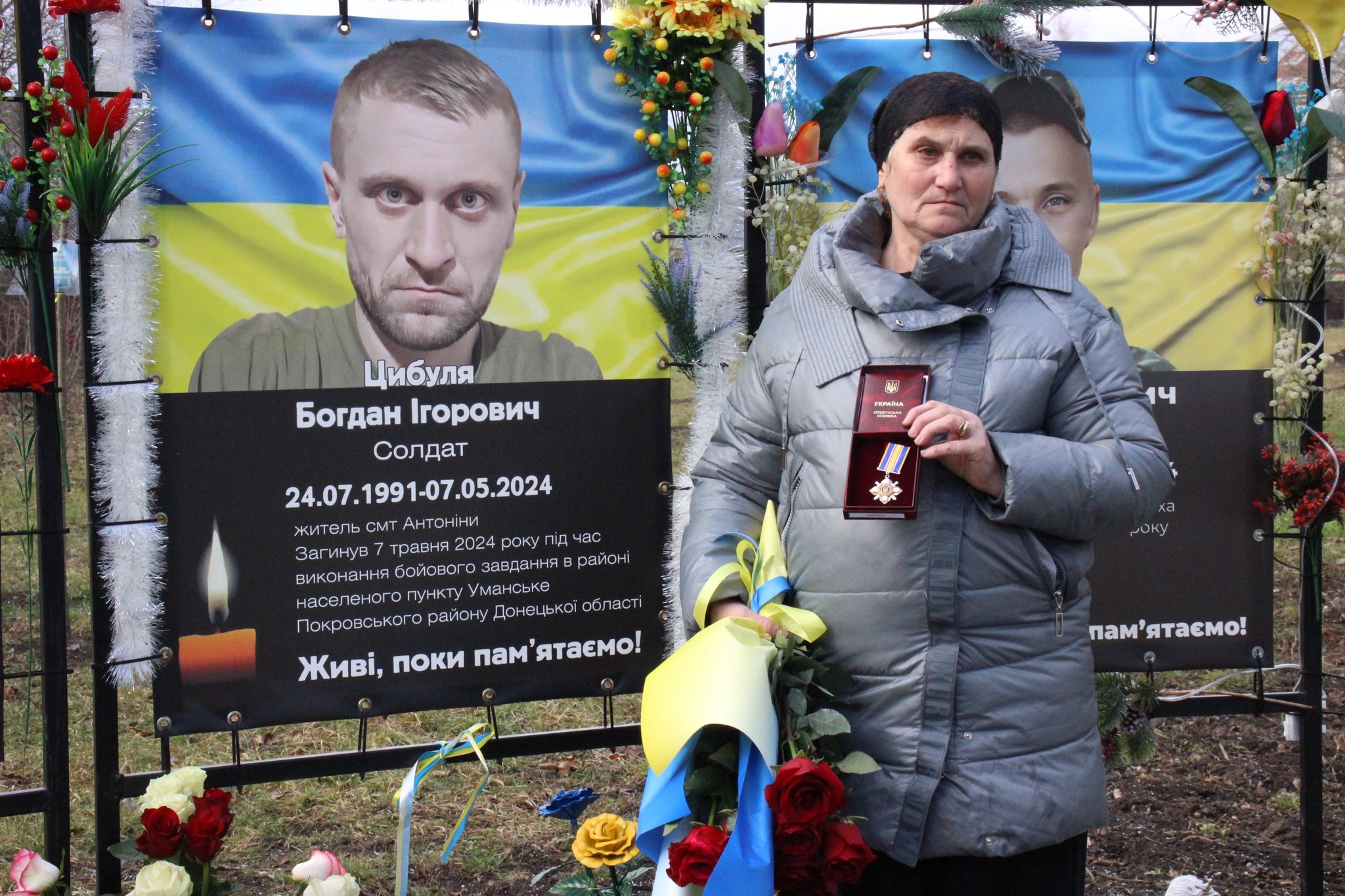 Возможно, это изображение 3 человека и текст «19 наем IC 24T 14 Цибуля Богдан горович Солдат 24.07.1991-07.05.2024 житель CMT Антонни Загинув тоавня 2024 poky ΠίЦ час виконання бойового завдан населеного НоГО Уманське Донецько! области Покровск KO Жив., поки пам ятаемо! вра район ха локу пам'ятаемо! пам'»