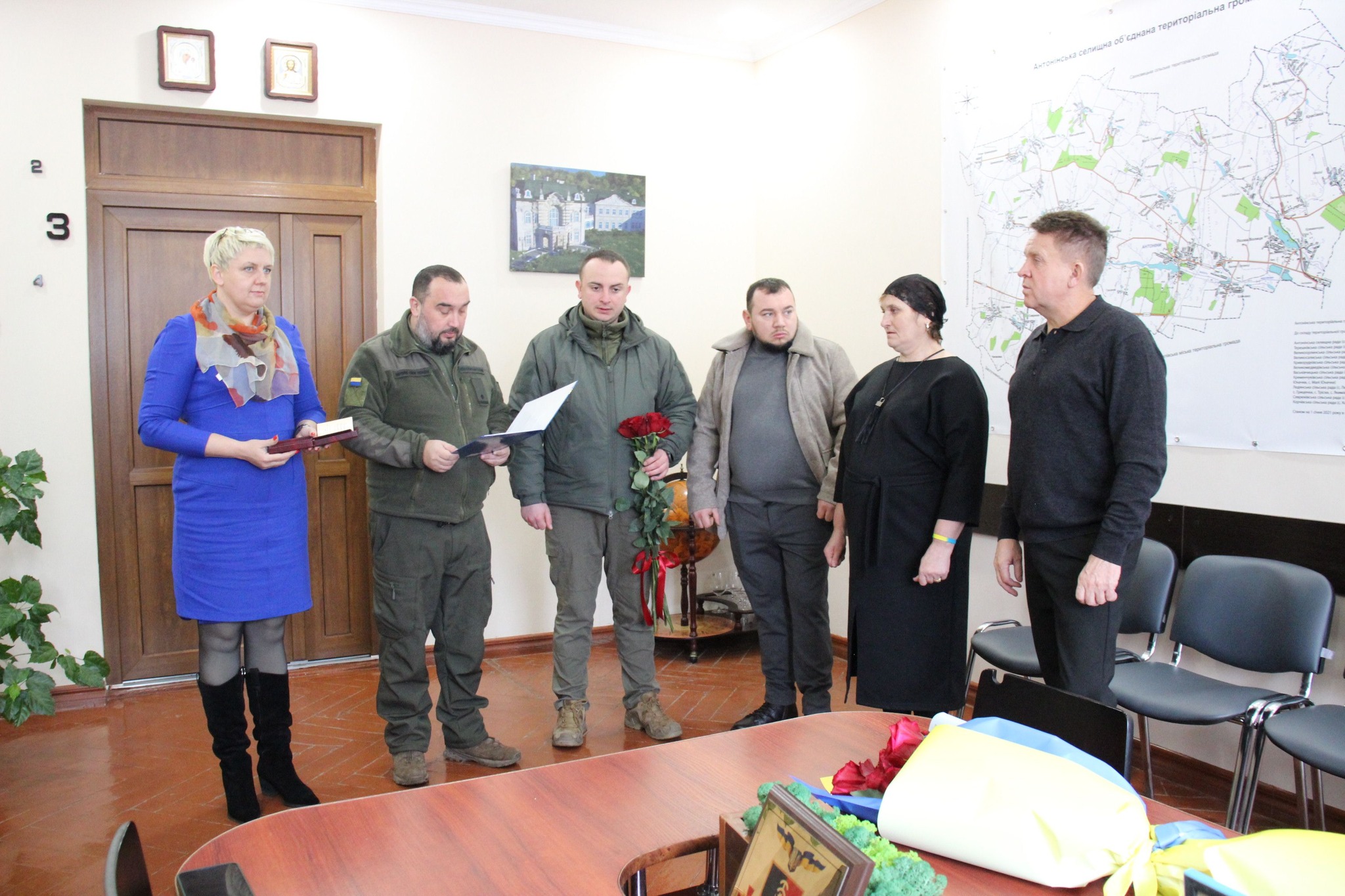 Возможно, это изображение 6 человек и текст