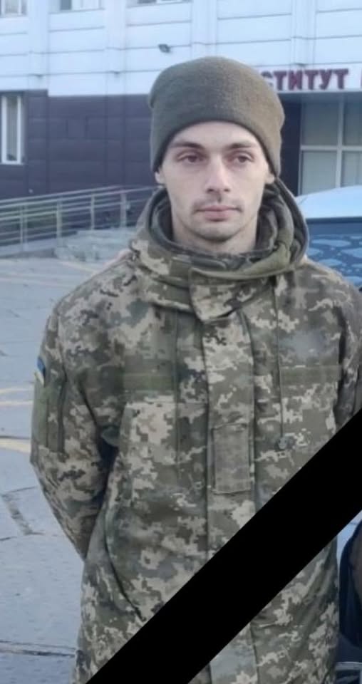 На зображенні може бути: 1 особа та текст «"ТИТУТ»