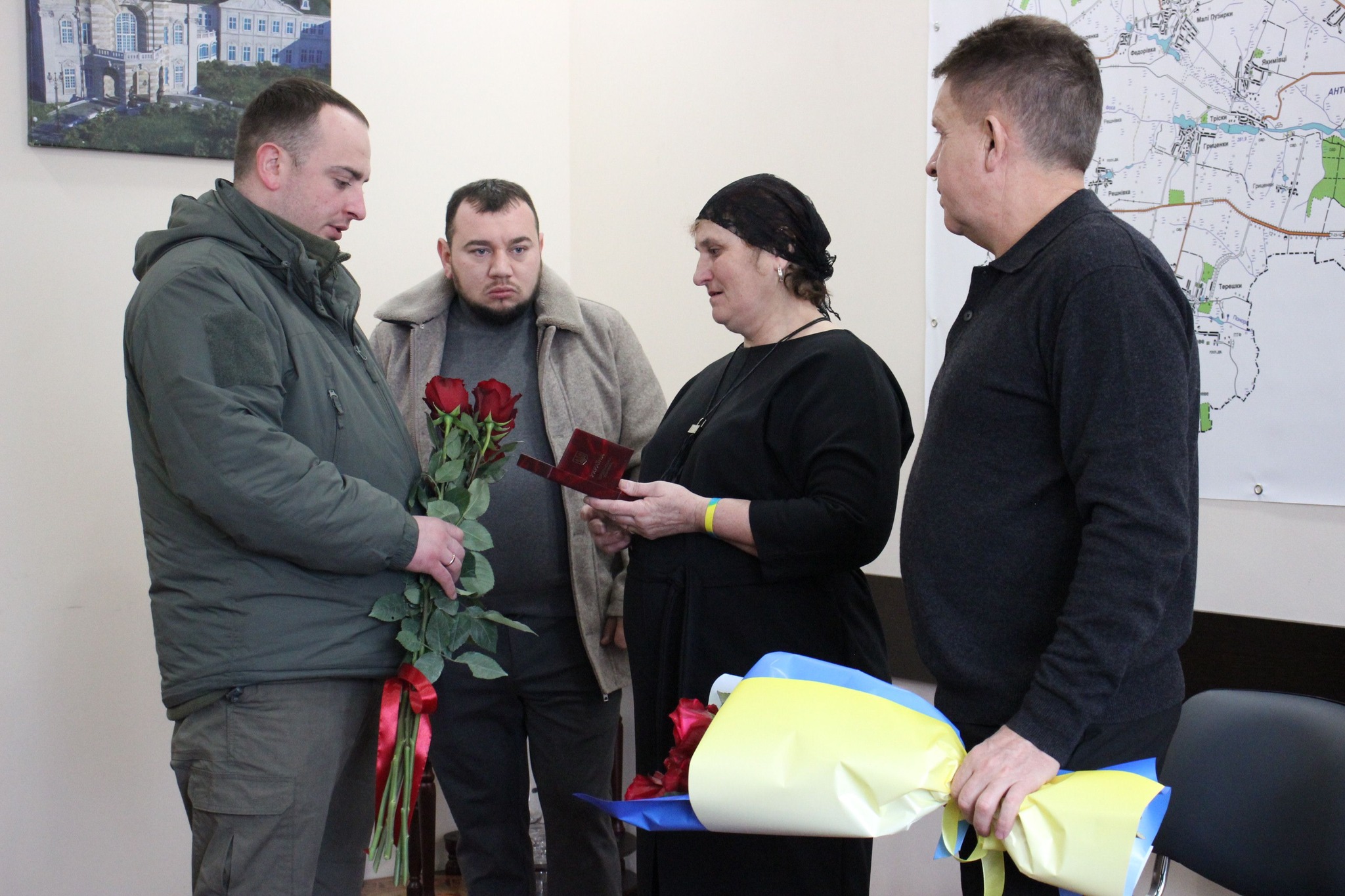 Возможно, это изображение 4 человека и текст