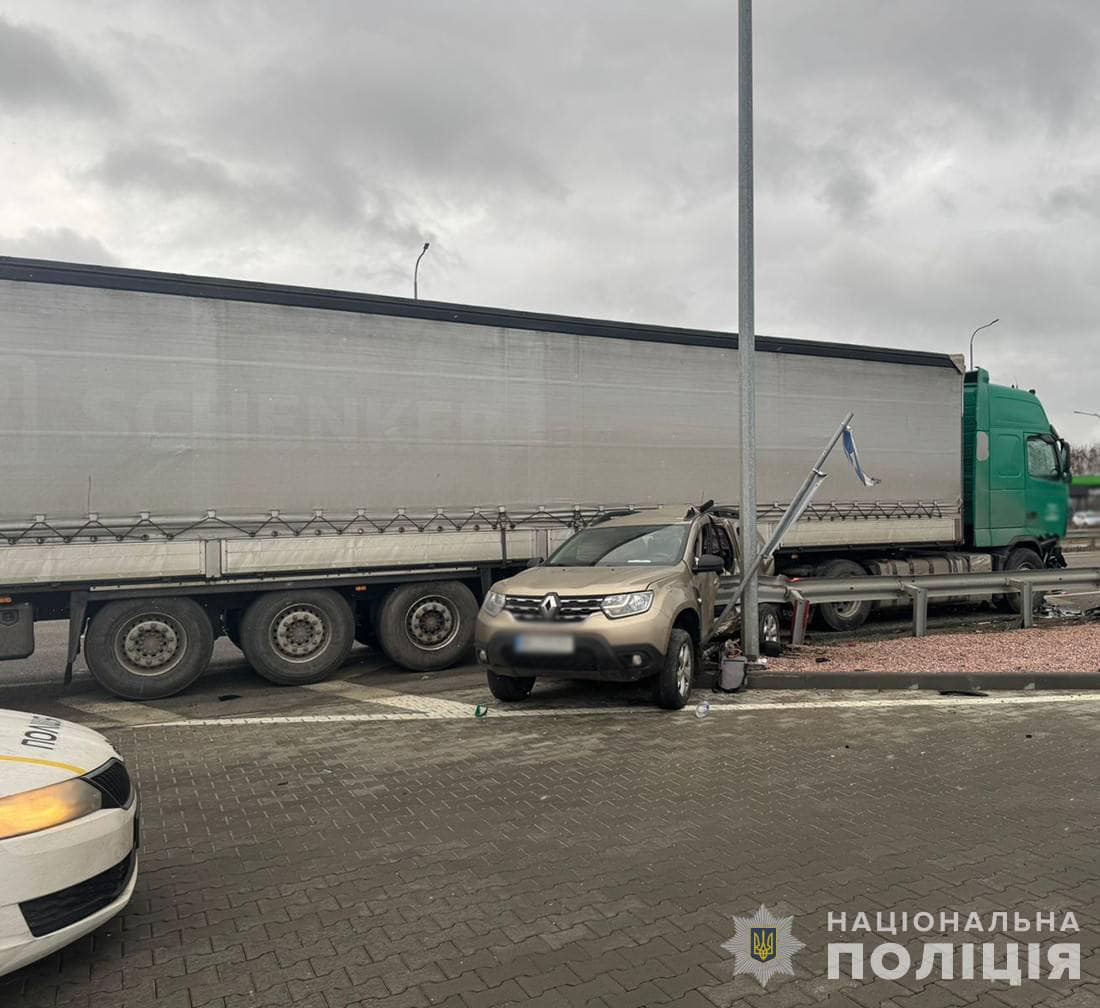 Новини Хмельницького - фото з Автівка хмельничан зіткнулась з вантажівкою на трасі «Київ-Чоп». Постраждав чоловік