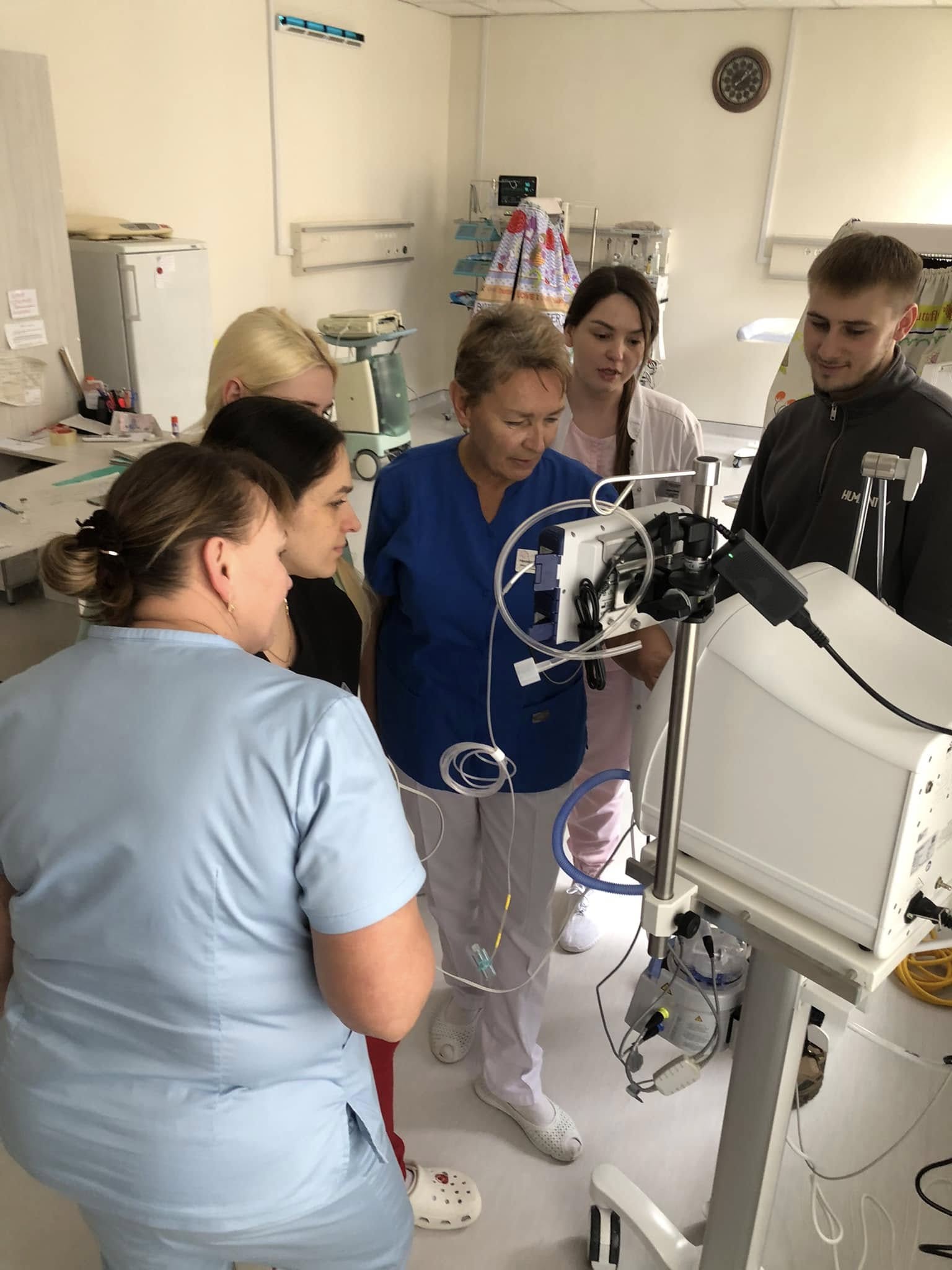 Новини Тернополя - фото з У перинатальному центрі з'явився апарат штучної вентиляції легень для немовлят за майже два мільйони На зображенні може бути: 6 людей, рентген та лікарня