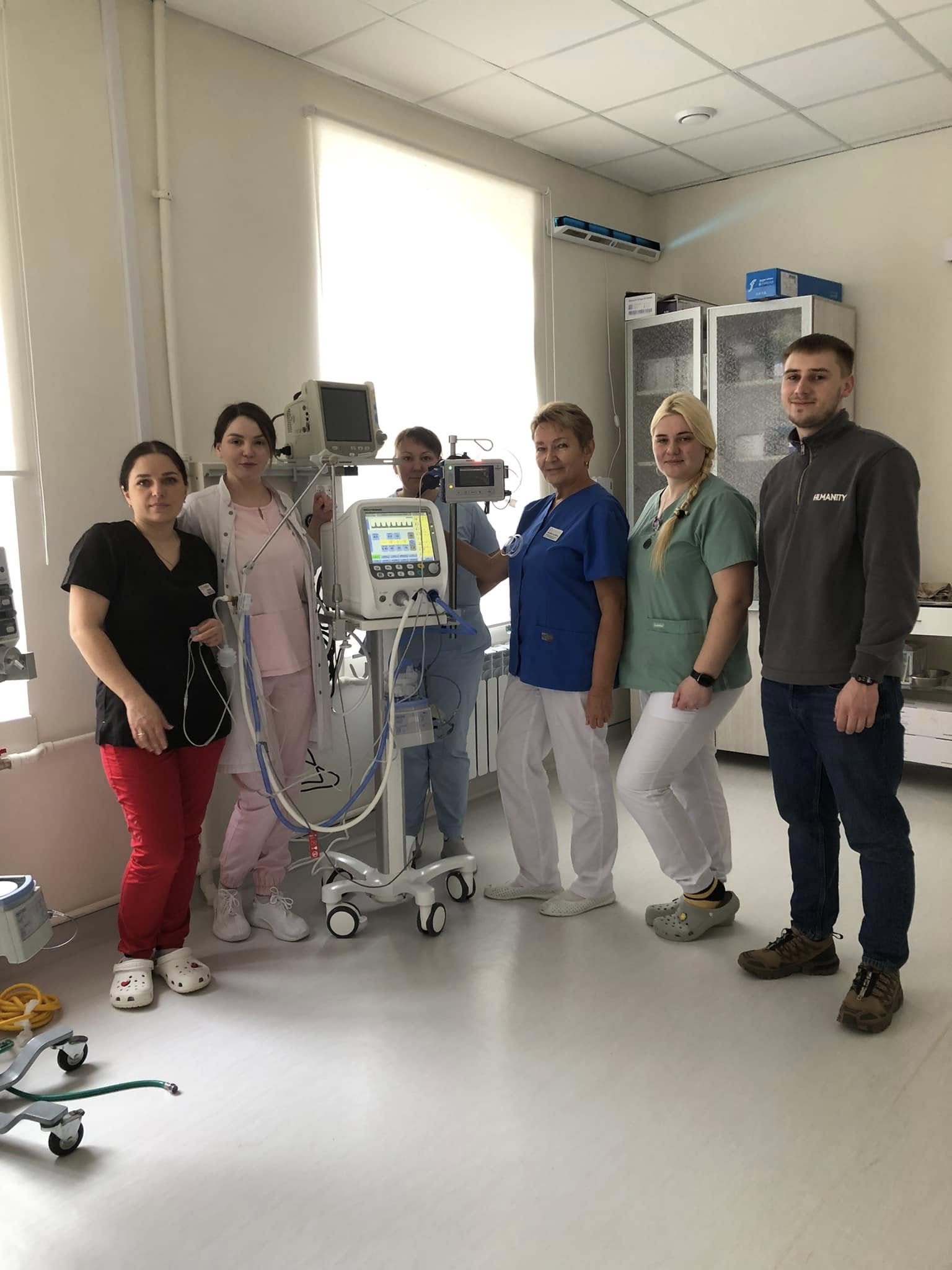 Новини Тернополя - фото з У перинатальному центрі з'явився апарат штучної вентиляції легень для немовлят за майже два мільйони На зображенні може бути: 6 людей, люди усміхаються, лікарня та текст