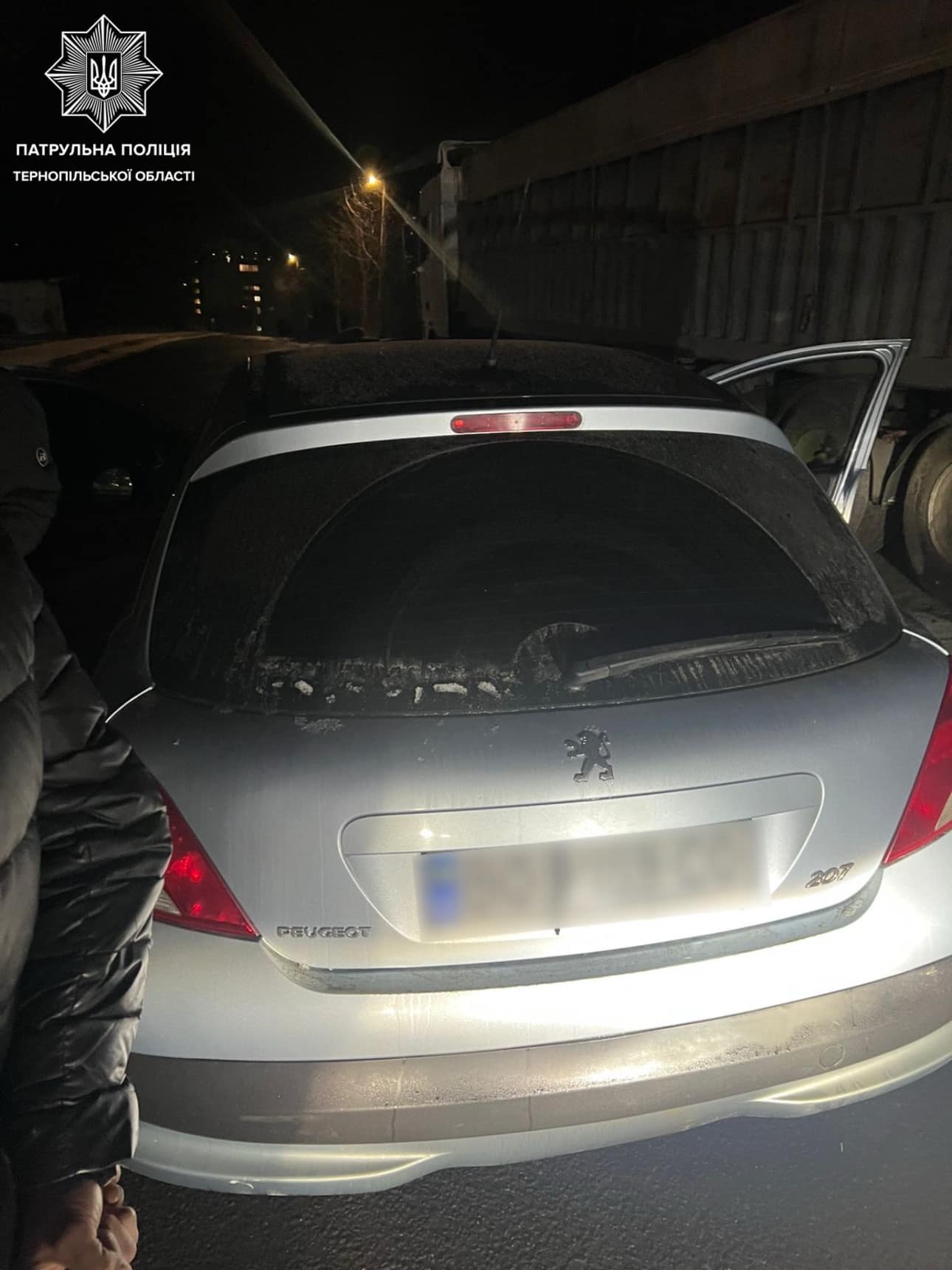 Новини Тернополя - фото з Водій Peugeot порушив правила, був з ознаками сп'яніння та мав при собі речовини, схожі на наркотики На зображенні може бути: 1 особа, автомобіль та текст