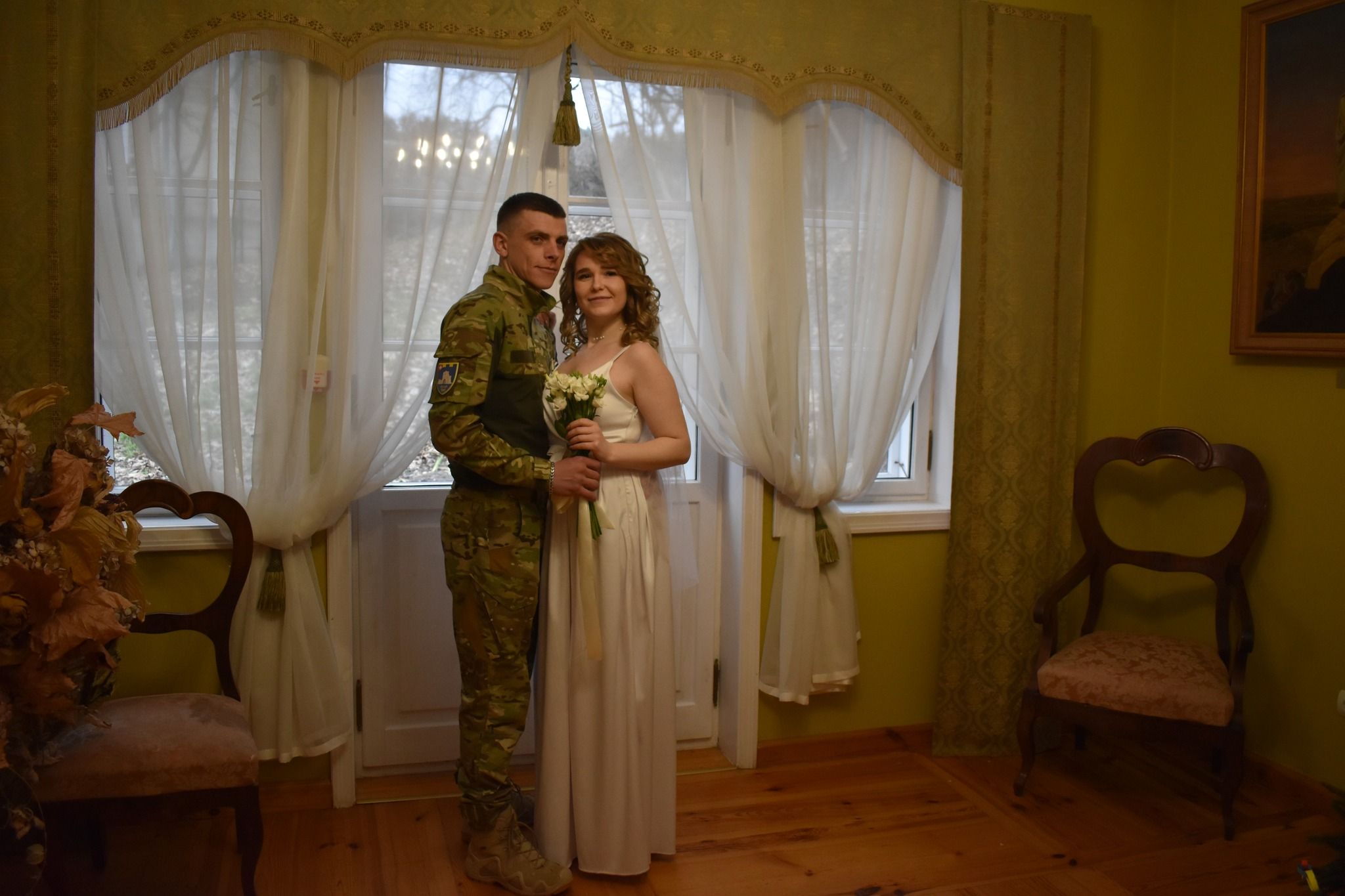 Новини Тернополя - фото з Одружився військовий тернопільської бригади — весільну фотосесію пара провела у музеї