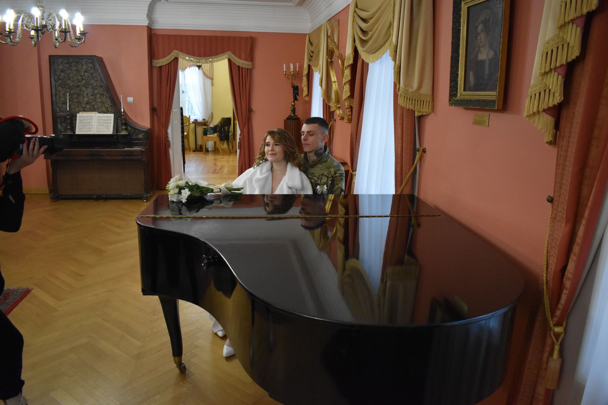 Новини Тернополя - фото з Одружився військовий тернопільської бригади — весільну фотосесію пара провела у музеї