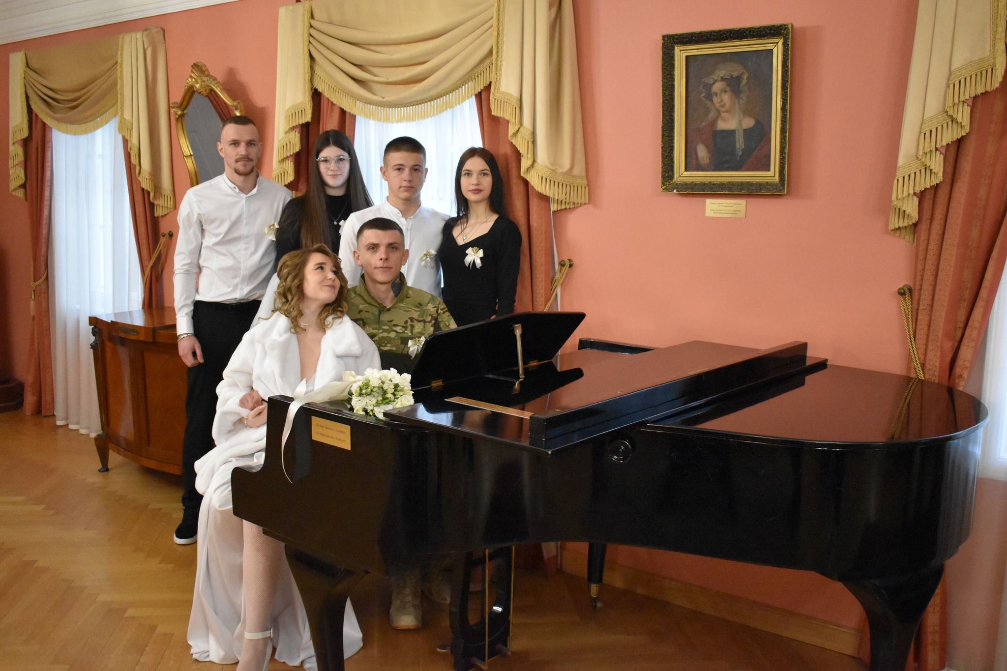 Новини Тернополя - фото з Одружився військовий тернопільської бригади — весільну фотосесію пара провела у музеї