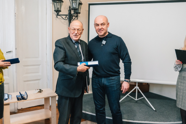 Новини Тернополя - фото з Ручки Parker, годинники та квіти: що та за скільки купувала міська рада для нагородження