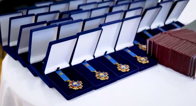 Новини Тернополя - фото з Ручки Parker, годинники та квіти: що та за скільки купувала міська рада для нагородження