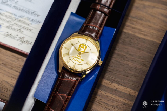 Новини Тернополя - фото з Ручки Parker, годинники та квіти: що та за скільки купувала міська рада для нагородження