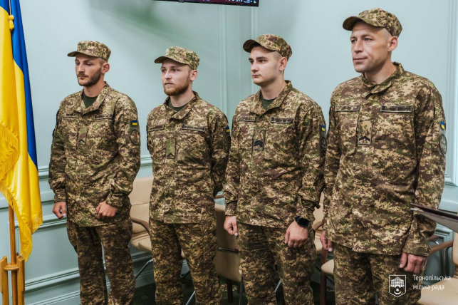 Новини Тернополя - фото з Ручки Parker, годинники та квіти: що та за скільки купувала міська рада для нагородження