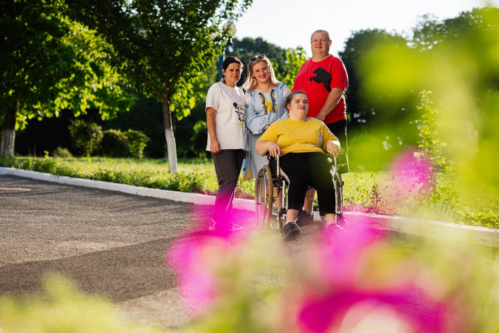Новини Тернополя - фото з Вчаться жити без тата: сестри-майстрині, які мають ДЦП, продовжують робити іграшки та картини