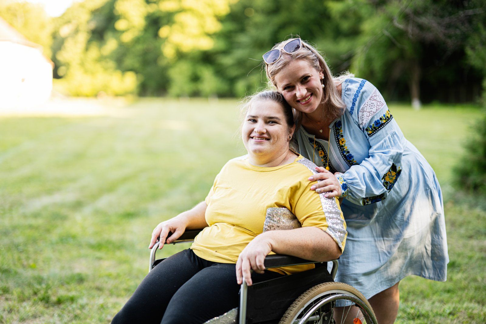 Новини Тернополя - фото з Вчаться жити без тата: сестри-майстрині, які мають ДЦП, продовжують робити іграшки та картини
