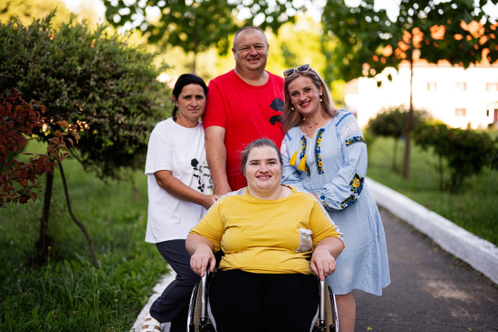 Новини Тернополя - фото з Вчаться жити без тата: сестри-майстрині, які мають ДЦП, продовжують робити іграшки та картини