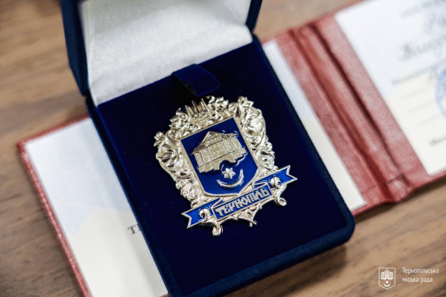 Новини Тернополя - фото з Ручки Parker, годинники та квіти: що та за скільки купувала міська рада для нагородження