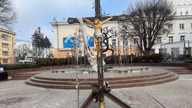 Новини Вінниці - фото з Виготовлений з 20 тисяч уламків артснарядів: у центрі міста презентували «Хрест Миру»