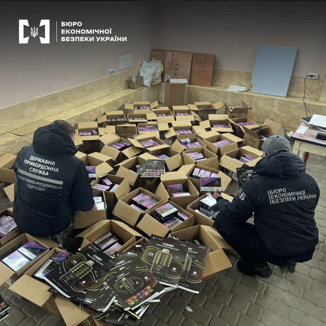 На зображенні може бути: 2 людини та текст