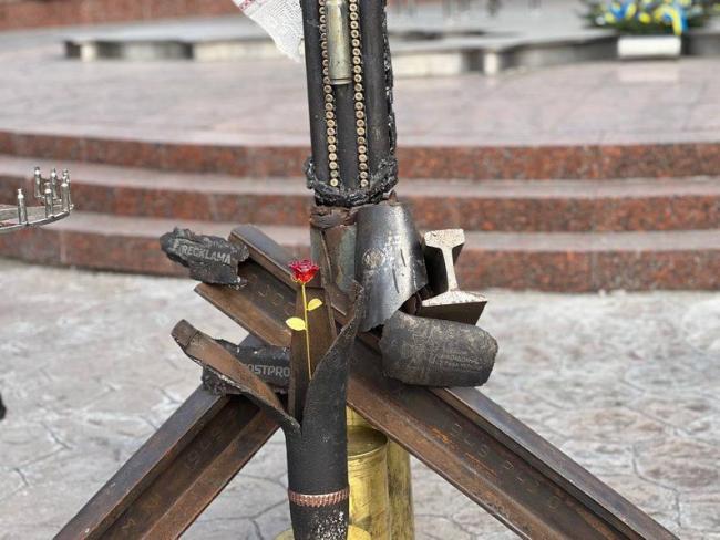 Новини Вінниці - фото з Виготовлений з 20 тисяч уламків артснарядів: у центрі міста презентували «Хрест Миру»