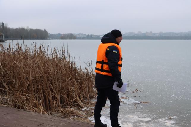 Новини Тернополя - фото з Лід тріщить під ногами, а на Тернопільський Став все одно йдуть рибалки