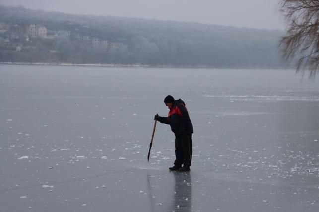 Новини Тернополя - фото з Лід тріщить під ногами, а на Тернопільський Став все одно йдуть рибалки