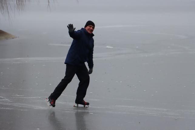 Новини Тернополя - фото з Лід тріщить під ногами, а на Тернопільський Став все одно йдуть рибалки