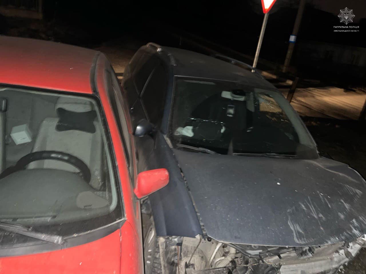 Новини Хмельницького - фото з Пʼяний на «Renault» вʼїхав у паркан, авто і будинок На зображенні може бути: автомобіль