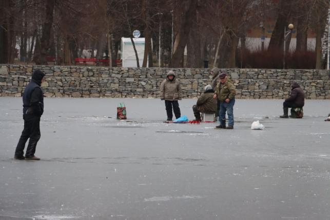 Новини Тернополя - фото з Лід тріщить під ногами, а на Тернопільський Став все одно йдуть рибалки