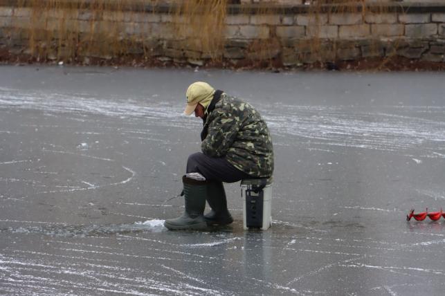 Новини Тернополя - фото з Лід тріщить під ногами, а на Тернопільський Став все одно йдуть рибалки