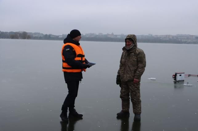 Новини Тернополя - фото з Лід тріщить під ногами, а на Тернопільський Став все одно йдуть рибалки