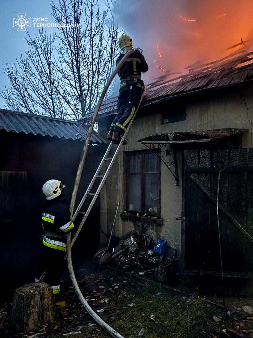 Новини Тернополя - фото з У Чортківському районі згоріли машина і гараж