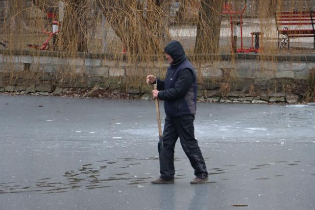 Новини Тернополя - фото з Лід тріщить під ногами, а на Тернопільський Став все одно йдуть рибалки