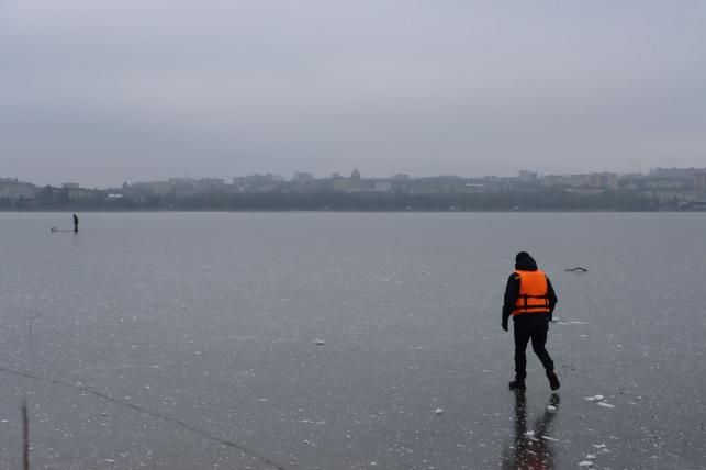 Новини Тернополя - фото з Лід тріщить під ногами, а на Тернопільський Став все одно йдуть рибалки