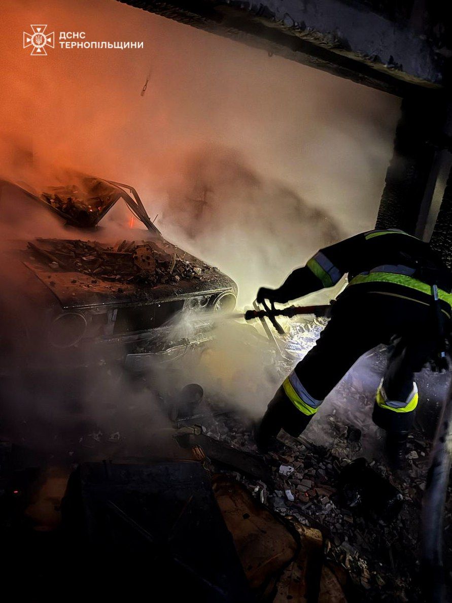 Новини Тернополя - фото з У Чортківському районі згоріли машина і гараж