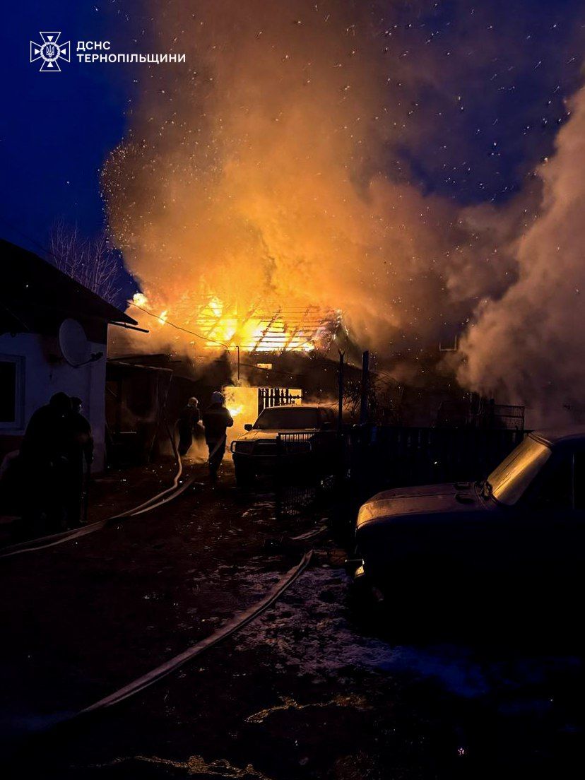 Новини Тернополя - фото з У Чортківському районі згоріли машина і гараж
