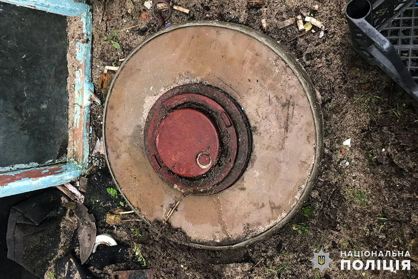 Новини Хмельницького - фото з У мешканців Хмельниччини вилучили арсенал трофейної зброї Немає опису світлини.