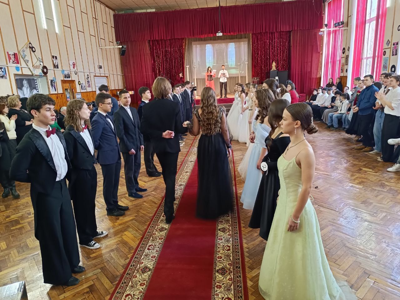 Новини Вінниці - фото з Благодійний бал у Вінниці: студенти техколеджу зібрали 15 тисяч гривень на підтримку ЗСУ