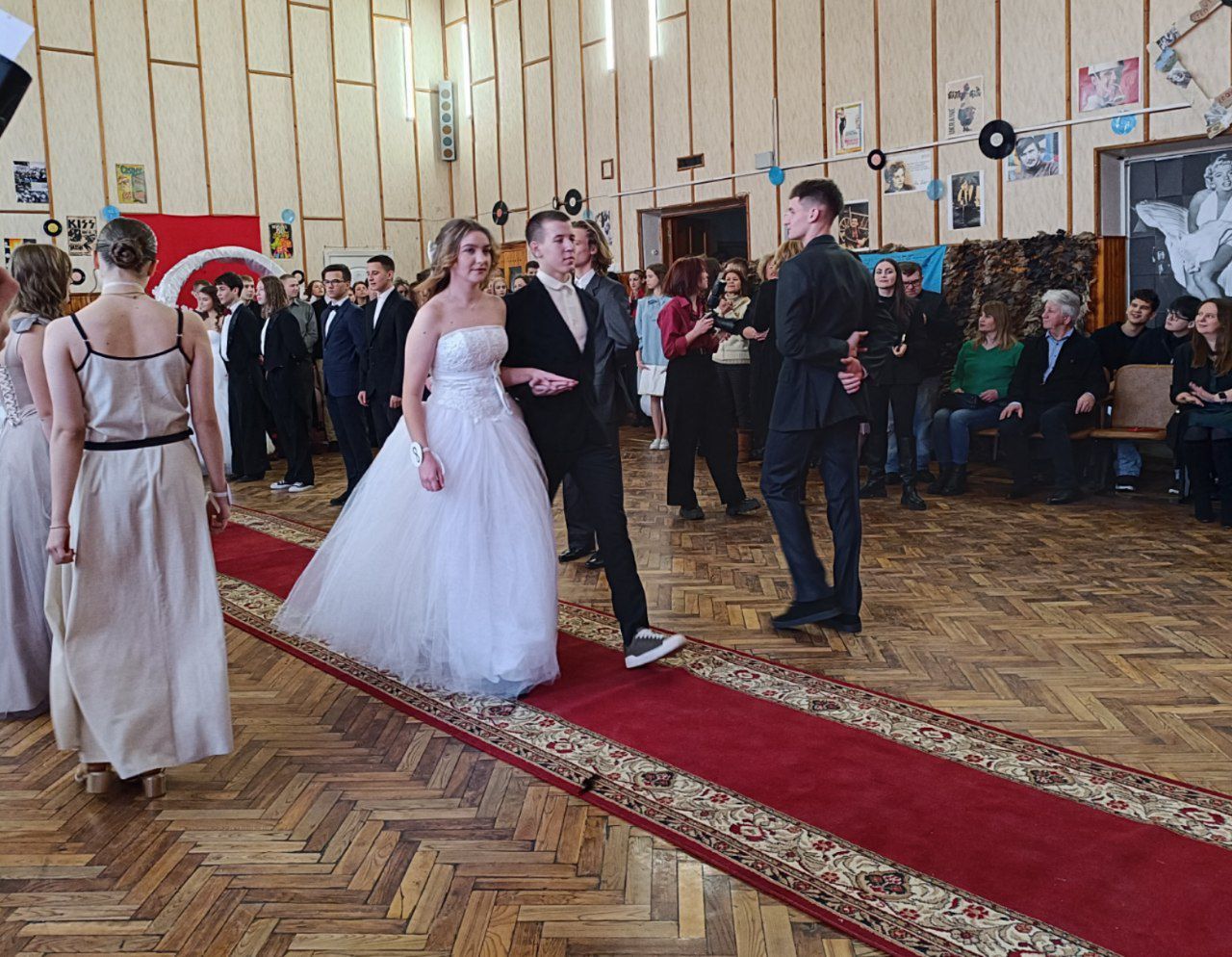 Новини Вінниці - фото з Благодійний бал у Вінниці: студенти техколеджу зібрали 15 тисяч гривень на підтримку ЗСУ