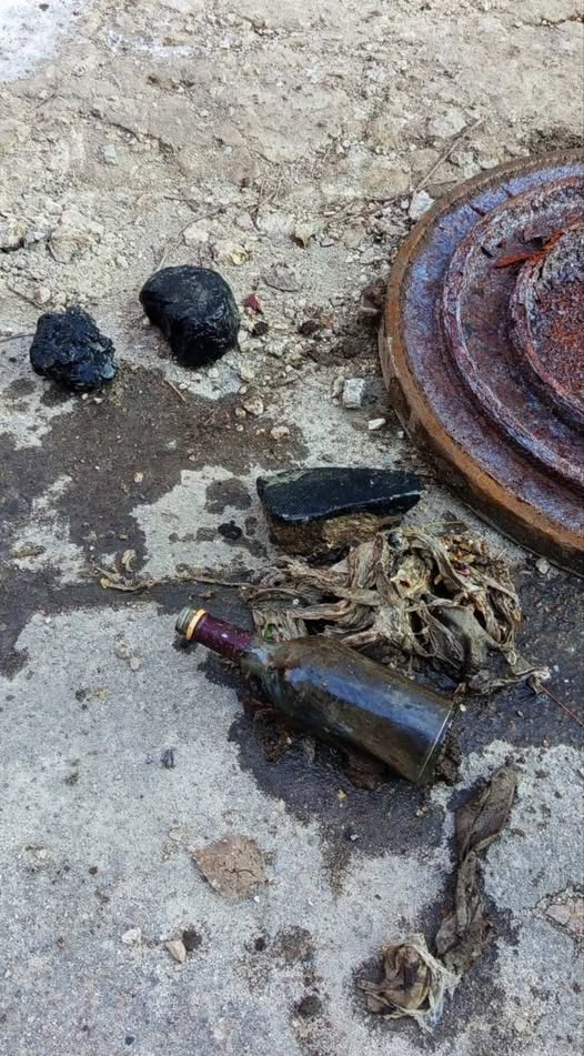 Новини Тернополя - фото з З каналізації у Тернополі вийняли пляшку, через яку виник затор Немає опису світлини.