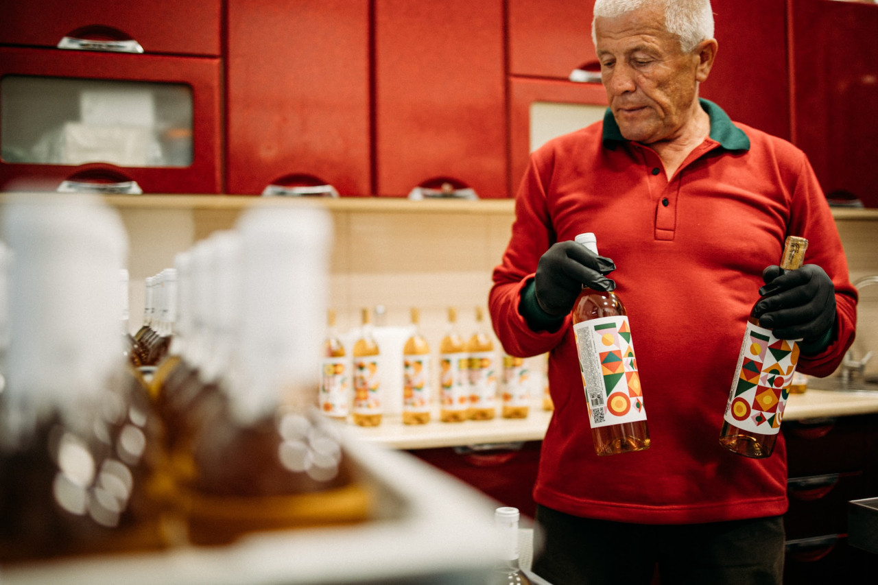 Бурштинове коло виробляється з білого винограду сорту мускат оттонель