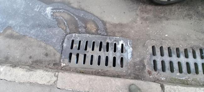 Новини Вінниці - фото з Працівники кав'ярні на Космонавтів вилили відходи прямо на дорогу