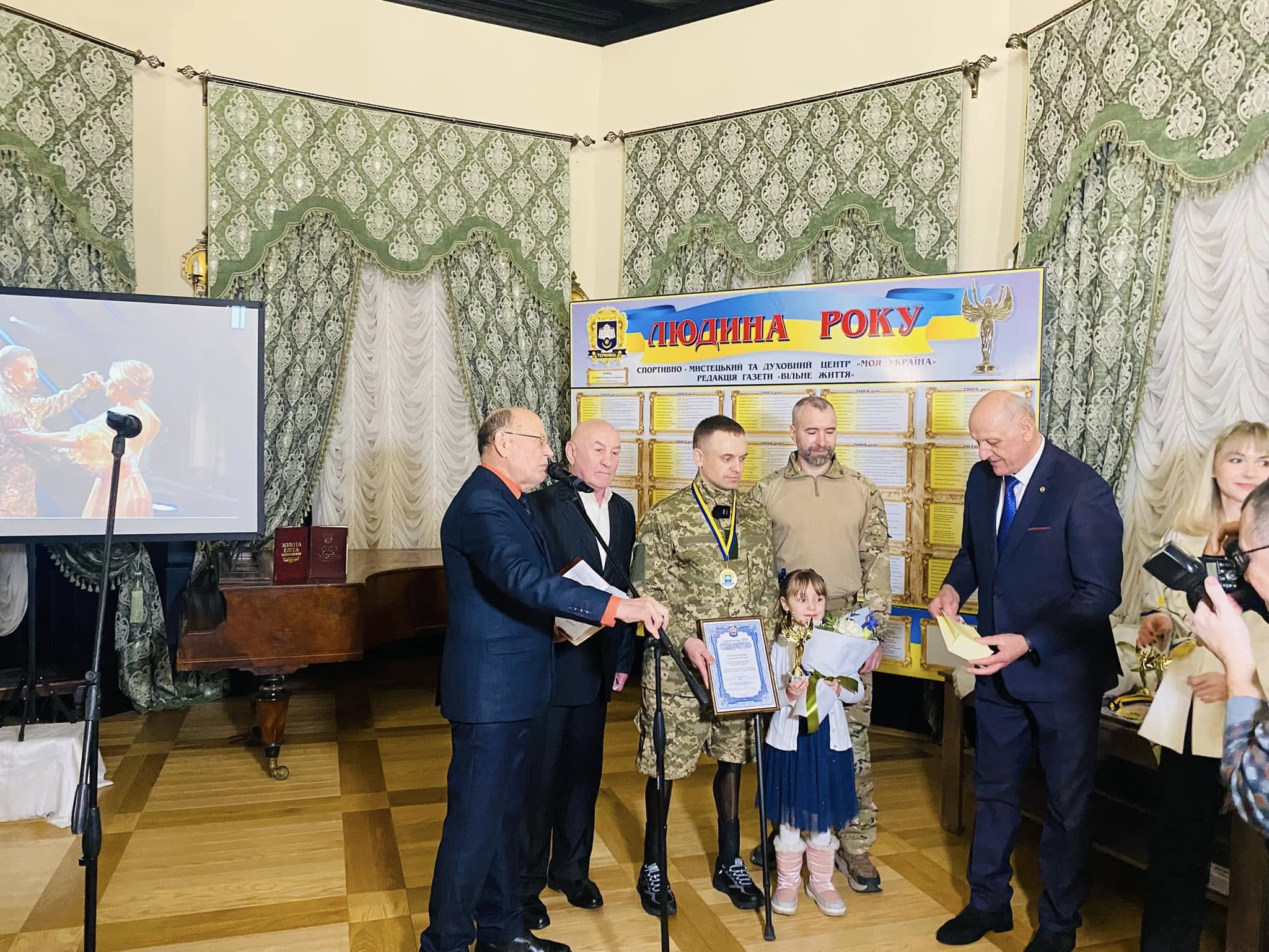 Новини Тернополя - фото з «Людина року — 2024»: хто із знаних людей Тернопільщини отримав почесне звання На зображенні може бути: 6 людей та текст