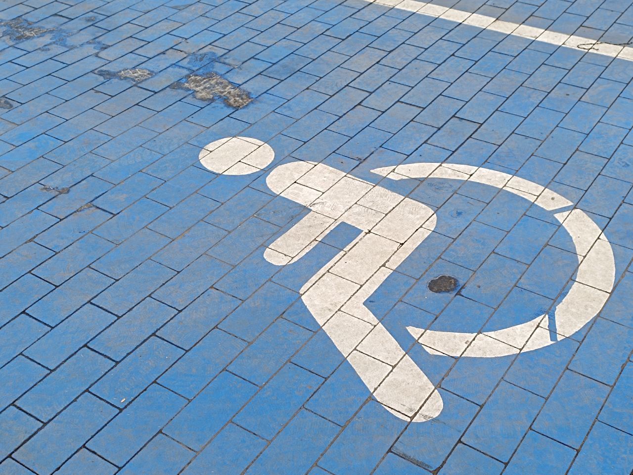 Новини Вінниці - фото з Паркування на місцях для людей з інвалідністю — не дрібниця: ветерани Вінниці борються з порушниками