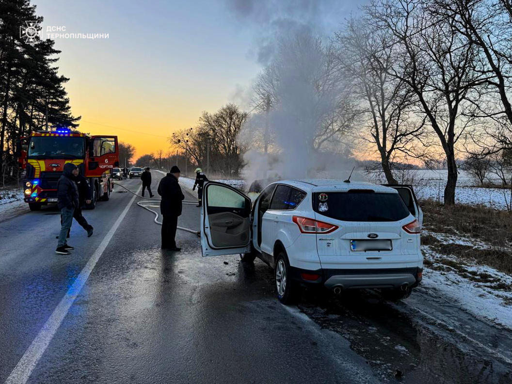 На зображенні може бути: 4 людини, автомобіль, швидка допомога та дорога