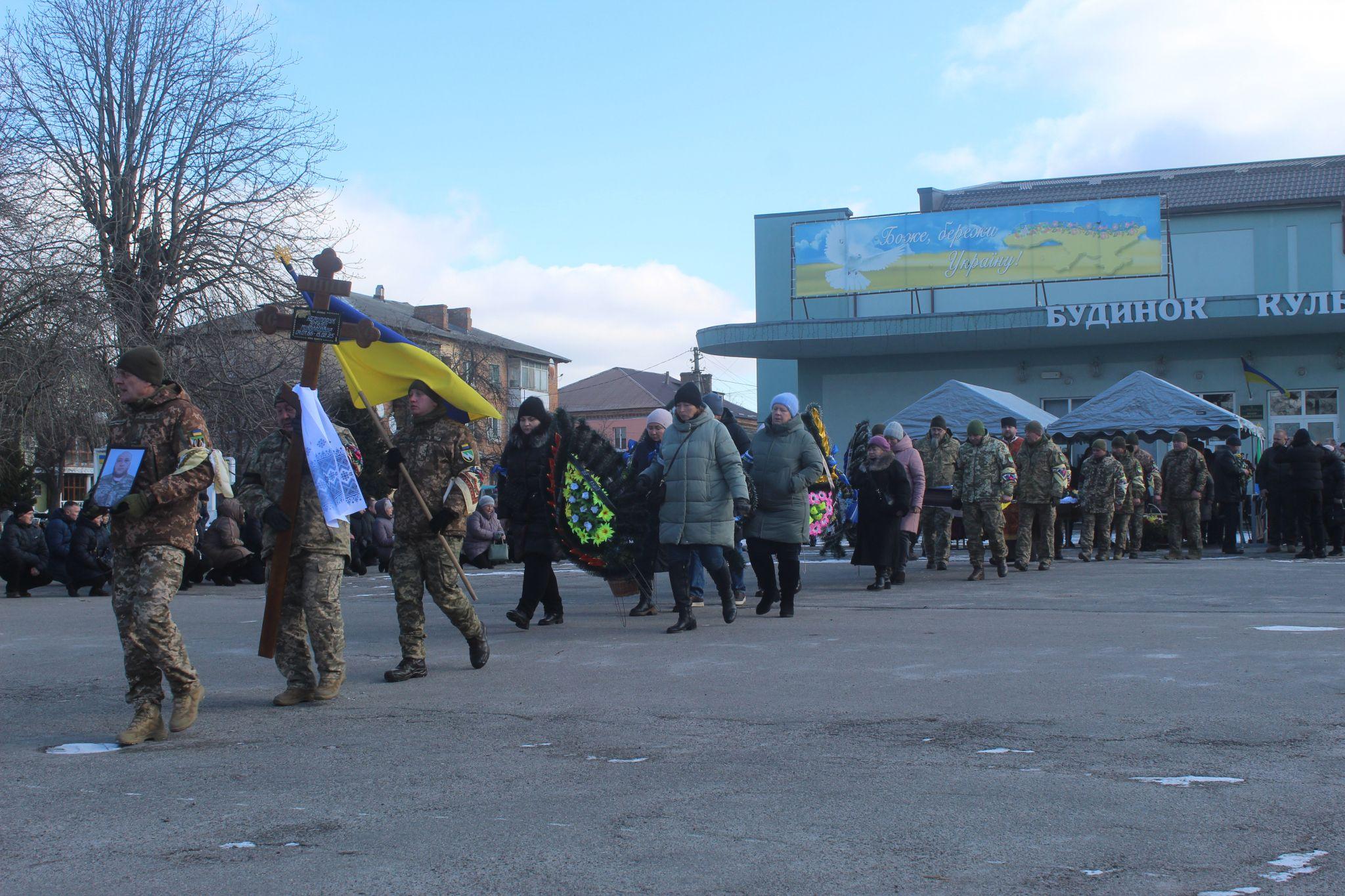 Новини Козятина - фото з Віталія провели в останню дорогу живими коридорами від побратимів, сусідів, громади
