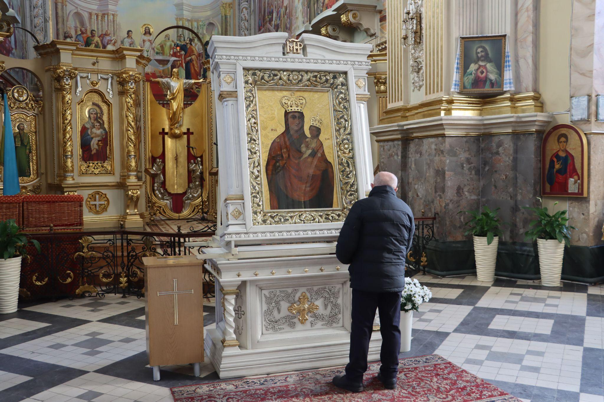 Новини Тернополя - фото з Тернополяни приходять з молитвою за воїнів та мир в Україні до ікони Матері Божої Зарваницької