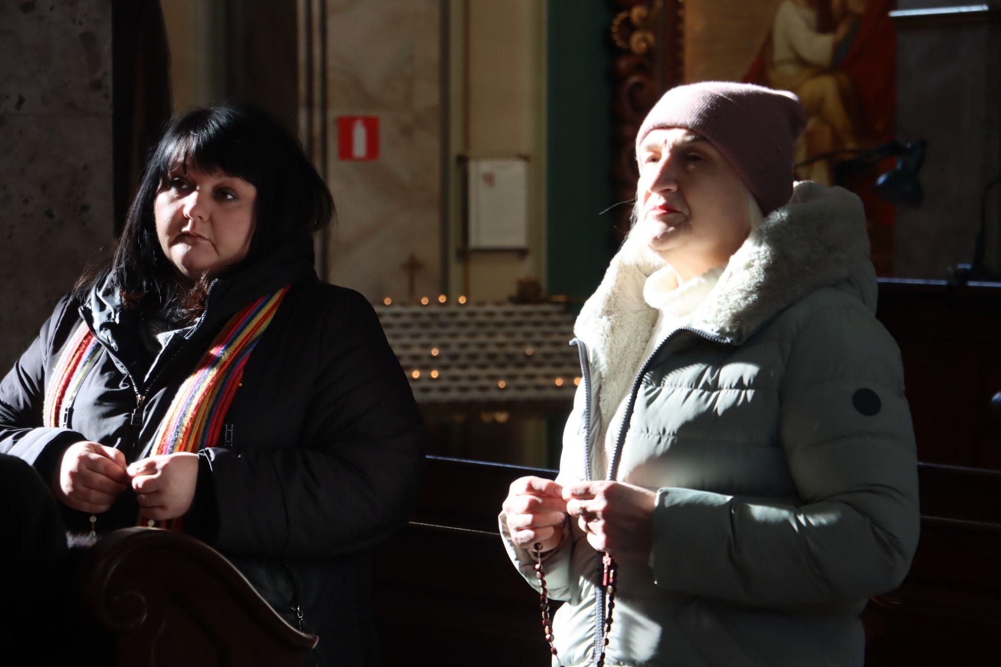 Новини Тернополя - фото з Тернополяни приходять з молитвою за воїнів та мир в Україні до ікони Матері Божої Зарваницької